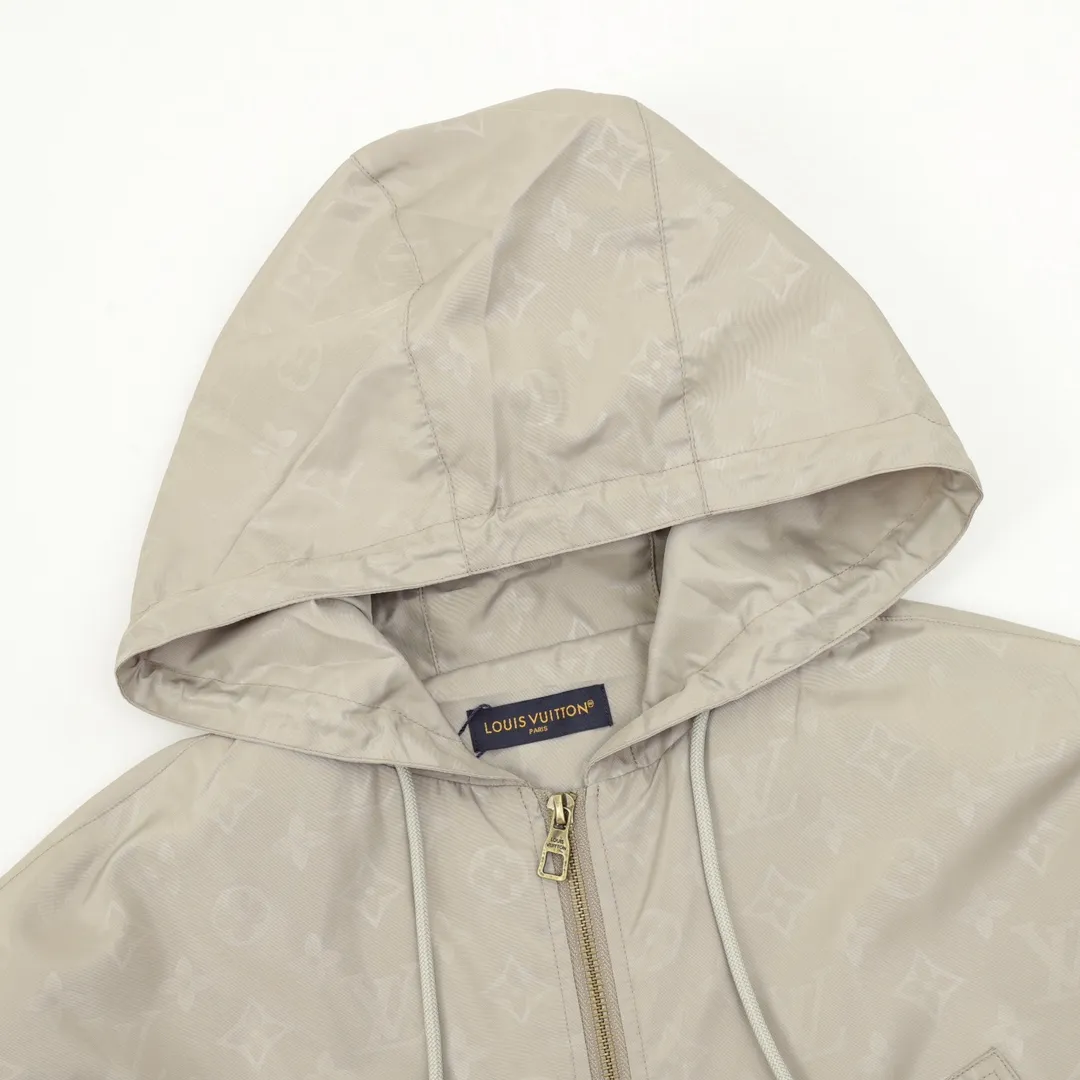 🅿️570 Louis Vuitton/Louis Vuitton All-over Printed Presbyopic Workwear Pocket Windbreaker Zipper Jacket Purchase the original version and have it printed immediately. The fabric is made of custom densely spun technical fabric that is light and thin, and the upper body is silky and breathable. Infrared positioning cutting, workwear-style windbreaker design, the upper body is invincible and versatile. All details are customized and developed, and all hardware and accessories are restored to ZP. Size：XS-L